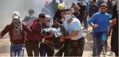  ??  ?? PENDUDUK Palestin membawa rakan mereka yang cedera ditembak tentera Israel dalam tunjuk perasaan di sempadan Gaza baru-baru ini. - Reuters