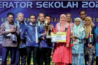  ?? — Bernama photo ?? Fadhlina (third right) poses with the award winners. At fourth left is Abdul Fa ah.