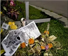  ?? MATTHEW JONAS — STAFF PHOTOGRAPH­ER ?? A make shift memorial for Owen Eldridge, 19, who died in a motorcycle crash, is seen at the corner of 30th Street and Glenwood Drive in Boulder on Friday.