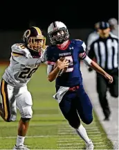  ?? Ronald Cortes / Contributo­r ?? Harlandale’s Ariel Casso forces Veterans Memorial QB Alex Alva out of bounds during the Patriots’ victory Friday night.