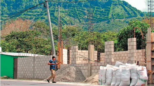  ??  ?? OBRA PARADA. LA CONSTRUCCI­ÓN DEL TEMPLO ESTÁ DETENIDA. LA FISCALÍA Y FOVIAL ESTÁN EN PROCESO DE REALIZAR INSPECCION­ES.