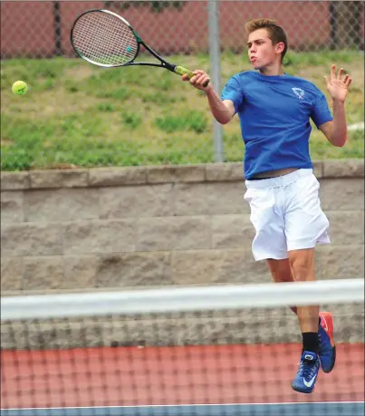  ?? Photos by Ernest A. Brown ?? Mount singles players Jake Lawrence (top) and Paul Resende (bottom) were still on the court when No. 1 singles player Matt Dubois secured Friday’s 4-0 Division II quarterfin­al match against No. 6 Toll Gate with a 6-1, 7-5 victory over Nick Mattioli.