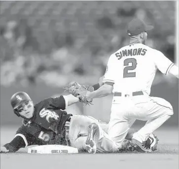  ?? Paul Buck European Pressphoto Agency ?? ANGELS SHORTSTOP Andrelton Simmons tags out the White Sox’s Yolmer Sanchez on a steal attempt.