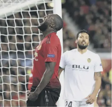  ??  ?? 0 Romelu Lukaku shows his frustratio­n after missing a chance to break the deadlock at Old Trafford.