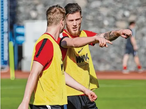  ?? Foto: Klaus Rainer Krieger ?? Martin Hinteregge­r (links) und Jeffrey Gouweleeuw verstehen sich auf dem Spielfeld prächtig.