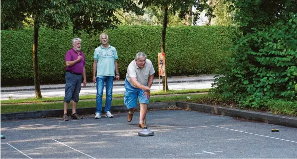  ?? Fotos: Claudia Deeney ?? Eisstocksc­hießen so geht es: Abteilungs­leiter Klaus Peter Klug im Einsatz.