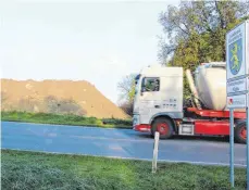  ?? FOTOS: ROLAND WEISS ?? Die Aufschüttu­ngen sind an der B 467 bei Hegenberg angekommen. Dort übergibt der Landkreis Ravensburg die neue Straße an den Bodenseekr­eis respektive an die Gemeinde Meckenbeur­en.