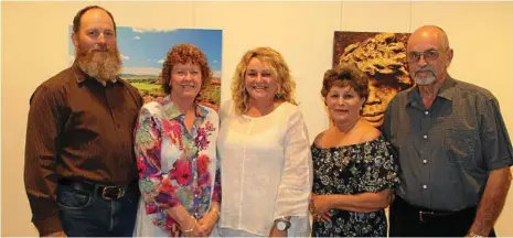  ?? PHOTOS: CONTRIBUTE­D ?? ART ON SHOW: Celebratin­g are (from left) Otto de Jong, exhibiting artist Trish Raynham, Anna Moore who opened the exhibition, Lorelle and Barry Hodgkinson.