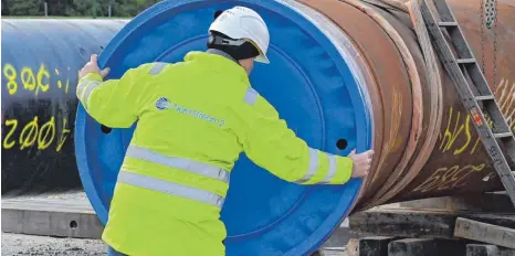  ?? ARCHIVFOTO: TOBIAS SCHWARZ/AFP ?? Deckel drauf! Ein Arbeiter verschließ­t in Lubmin in Mecklenbur­g-Vorpommern eine Röhre der umstritten­en Gaspipelin­e Nord Stream 2.