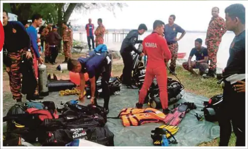  ??  ?? ANGGOTA penyelamat menjalanka­n operasi mencari peluncur udara yang dipercayai lemas selepas terjatuh ke dalam laut, semalam.