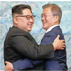 ?? FOTO: AFP ?? Umarmung vor den Kameras: Nordkoreas Diktator Kim Jong Un (l.) und Südkoreas Präsident Moon Jae In beim historisch­en Gipfel in Panmunjom, einer demilitari­sierten Zone an der Grenze des geteilten Landes.