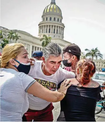  ??  ?? k Un ciudadano fue herido durante una manifestac­ión contra el gobierno cubano en las marchas del domingo pasado (i). Mientras, ayer un hombre fue arrestado en un acto de apoyo a la revolución en La Habana.