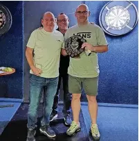  ?? ?? ● Paul Linger (centre) presenting the Jason Bright President Pairs Shield for the 2021/2022 season to Alan & Danny Magee