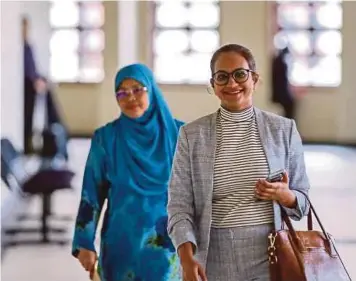  ?? PIC BY MUHD ZAABA ZAKERIA ?? AmBank Group branch manager R. Uma Devi at the High Court in Kuala Lumpur yesterday.