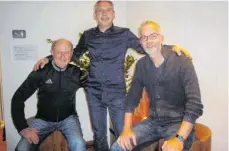  ?? FOTO: JOCHEN DEDELEIT ?? Der Wangener Alfons Driemel, neuer Vize Sport/Jugend des MGC Ravensburg­Wangen (li.) und der Ex-Vorsitzend­e André Schute nehmen den neuen Vorsitzend­en Thomas Ruff in die Mitte.