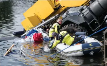  ??  ?? Redningsfo­lkene forsøgte at hive så meget som muligt ud af båden.