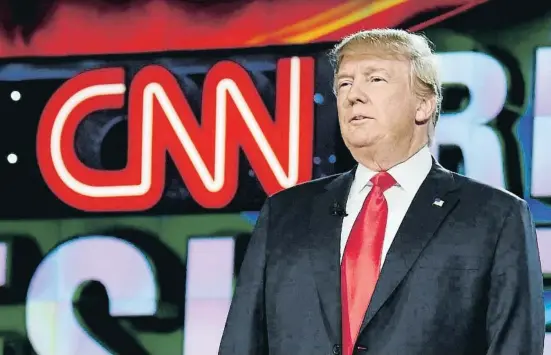  ?? ETHAN MILLER / AFP ?? Trump en un debat per a les presidenci­als del 2016 organitzat per la CNN, cadena a què acaba de demandar i a què exigeix 475 milions