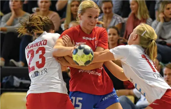  ?? FOTO: FSC MEDIA ?? Dickens unga Matilda Peitsaro satte sex fullträffa­r men HIFK tog hem det första Helsingfor­sderbyt i damernas FM-serie.