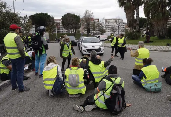  ?? FOTO: TT / AP / CLAUDE PARIS ?? Demonstran­ter blockerar en korsning i Marseille.