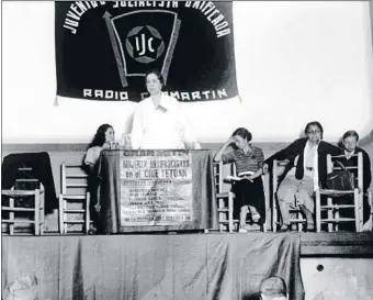  ?? DIAZ CASARIEGO / EFE ?? Activismo Julia Serrano pronuncia un discurso en Madrid, en 1936. Sentada, con la mano en la frente, Victoria Muñoz, de la JSU, una de las futuras Trece Rosas