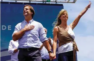  ??  ?? Il neopreside­nte uruguaiano Luis Lacalle Pou con la moglie Lorena: è in carica dal 1° marzo