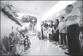  ?? MIGUEL DE GUZMAN ?? Former president Benigno Aquino III and his sisters and nephews pray before the tomb of the late president Corazon Aquino at the Manila Memorial Park yesterday.