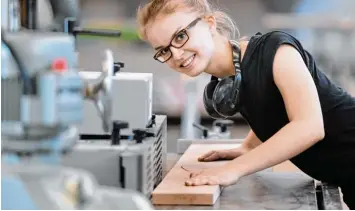  ??  ?? Am Ende kann sie ihre Möbel selbst machen. Aliena Müller macht eine Lehre zur Schreineri­n.