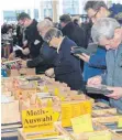  ?? FOTO: ARCHIV/TSCHEK ?? Auf der Suche nach seltenden Schätzen: Briefmarke­nsammler oder Sammler von Münzen und Mineralien tauschen sich auf der Messe aus.