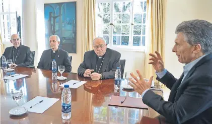  ?? PRESIDENCI­A ?? Encuentro. Mauricio Macri ayer en la residencia de Olivos con los obispos Arancedo, Poli y Malfa.
