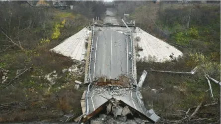  ?? ANDRIY ANDRIYENKO/AP ?? A bridge spanning the Siverskyi Donets River lies in ruins Wednesday in Zakitne, Ukraine.