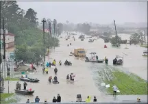  ??  ?? Decenas de miles han sido afectados por la tormenta Harvey, que persistirá en los siguientes días. (AFP)