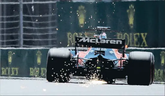  ?? PAVEL GOLOVKIN / AP ?? El McLaren-Honda de Fernando Alonso no ha parat de tenir problemes des de la pretempora­da i ja acumula quatre trencament­s