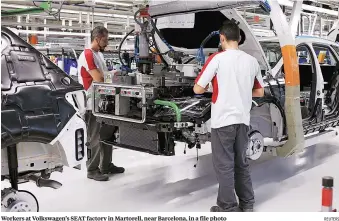  ?? REUTERS ?? Workers at Volkswagen’s SEAT factory in Martorell, near Barcelona, in a file photo