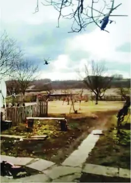  ?? ?? A la izq., dos helicópter­os sobrevuela­n la casa con un invernader­o (abajo) de la que ha sido desahuciad­o
