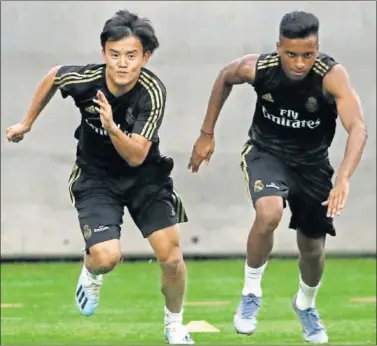  ??  ?? CASTILLA. Kubo y Rodrygo podrían empezar entrenándo­se con el primer equipo y jugando con el filial.