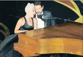  ?? MIKE BLAKE / REUTERS ?? Lady Gaga y Cooper interpreta­n Shallow durante la ceremonia
