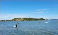  ??  ?? Découverte du paddle devant l’école de voile