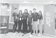  ?? ?? TERBAIK: Michelle (tiga kanan) bergambar bersama para wakil JCI Miri pada acara JCI Malaysia Area Sarawak Academy di Miri.