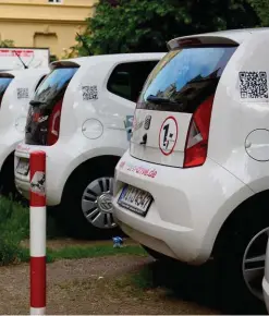  ??  ?? Carsharing ist meist preiswerte­r als ein eigenes Auto. Doch auch bei der klugen Wahl der Abrechnung­smethode kann Geld gespart werden.