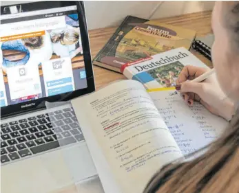  ?? FOTO: STEFAN PUCHNER/DPA ?? Älteren Schülern hilft digitales Lernen dabei, sich selbst zu organisier­en, sagt die Bildungswi­ssenschaft­lerin AnneSliwka. Jüngere Schüler bräuchten indes Video-Unterricht.