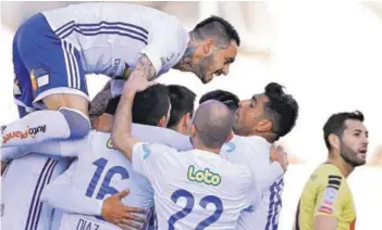  ??  ?? COPA CHILE ► Los azules celebran el gol de Monzón.