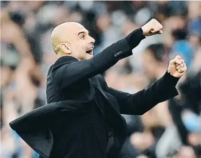  ?? Michael Regan / e ?? Pep Guardiola celebra un gol del Manchester City, anoche en el Etihad Stadium