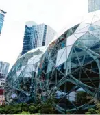  ??  ?? Das neue Bürogebäud­e von Amazon – Spheres – sieht aus wie zwei riesengroß­e Golfbälle.