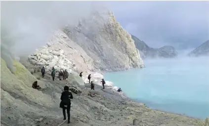  ?? BEKI SUBECHI/JAWA POS ?? BUTUH DUKUNGAN PEMERINTAH: Wisatawan menikmati keindahan alam Kawah Ijen di Banyuwangi, Jawa Timur.