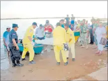  ??  ?? Bomberos y efectivos de la Prefectura Naval de Ayolas sacan del bote el cadáver de Francisco Javier Morel.