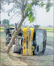  ?? HT PHOTO ?? The school bus that overturned at Munshiwala village in Bhawanigar­h subdivisio­n of the district on Monday.