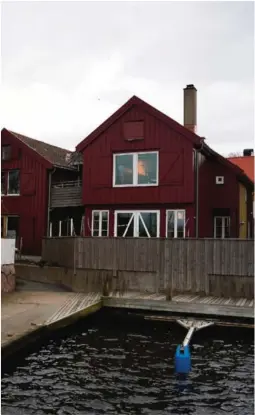  ?? FOTO: SINDRE HAUGEN MEHL ?? AVGJORT: Naboer er skeptiske til den nye restaurant­en på brygga i Grimstad. Nå har Statsforva­lteren talt i saken.