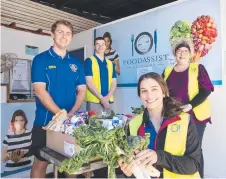  ?? Picture: Nev Madsen ?? HOLDING THE FORT: Assistant coach Matt Cox (left) will mentor the Mountainee­rs.