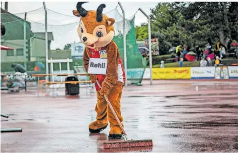  ?? FOTO: KOHRING/IMAGO IMAGES ?? Maskottche­n Rehli hatte beim Pfingstspo­rtfest alle Hände voll zu tun und musste ordentlich Wasser von der Tartanbahn kehren.