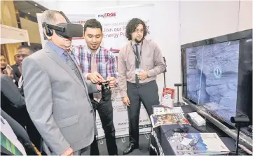  ??  ?? Wan Junaidi (left) trying on a virtual reality gadget after launching the 50th National Geology Associatio­n anniversar­y celebratio­n in Kuala Lumpur yesterday. — Bernama photo